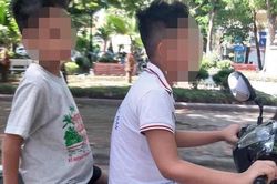Hai cậu bé không đội mũ bảo hiểm, vô tư phóng xe máy ngoài đường: Bố mẹ ở đâu khi cảnh này xảy ra?