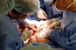 Sau tách rời thành công: Phẫu thuật khép lại nội tạng và tạo hình cho cặp song sinh Trúc Nhi - Diệu Nhi