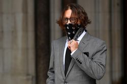 Johnny Depp và nhiều sao bị ném đá vì đeo khăn thay khẩu trang