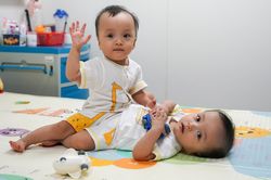 Trúc Nhi - Diệu Nhi giống và khác cặp song sinh Việt - Đức thế nào?