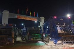 Hàng chục xe chở rác đậu kín đường vì nhà máy xử lý rác đóng cửa