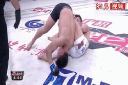 Bị đánh đổ máu, võ sĩ Trung Quốc 'lật kèo' khó tin