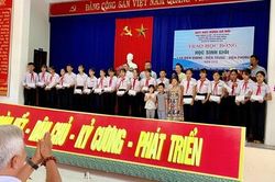 Jennifer Phạm trao học bổng cho học sinh xuất sắc tại Quảng Nam
