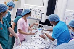 Thủ tướng Chính phủ Nguyễn Xuân Phúc: Mong hai cháu Diệu Nhi – Trúc Nhi sớm bình phục