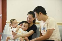 Sao Việt cầu nguyện cho cặp song sinh đang tách rời Trúc Nhi-Diệu Nhi
