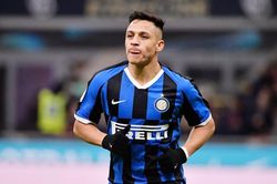 Sanchez từ chối giảm lương, MU mắc kẹt với 'ông kễnh'