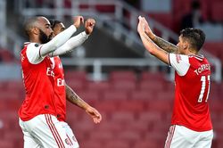 Van Dijk và Alisson mắc lỗi, Liverpool ôm hận trước Arsenal