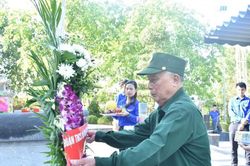 Thắp nến tri ân Liệt sỹ Thanh niên xung phong tại Ngã ba Đồng Lộc