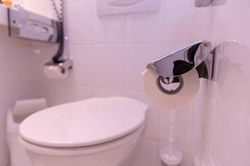 Lấy miếng giẻ thấm chút giấm ăn bỏ vào nhà vệ sinh ai cũng tưởng dở, nhưng điều kỳ diệu xảy ra
