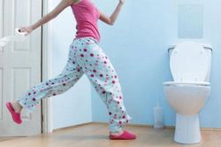 Đi vệ sinh thấy 5 dấu hiệu lạ coi chừng ung thư 'ghé thăm', đi khám sớm kẻo hối không kịp