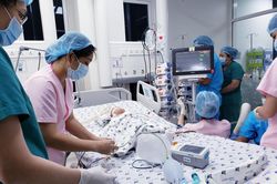 Thủ tướng chúc mừng gia đình cặp song sinh sau khi 2 bé được phẫu thuật tách rời