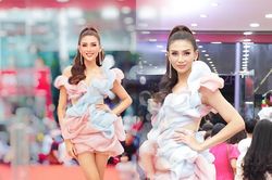 Võ Hoàng Yến hiếm khi diện váy voan bánh bèo như thế, fan thả tim mỏi tay