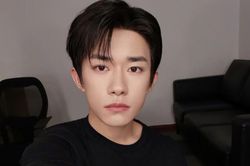 Dịch Dương Thiên Tỉ đăng ảnh mừng 7 năm dùng Weibo, trưởng thành rất nhiều khi so sánh với ảnh cũ