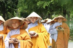 Lối đạo tôi đi đong đầy dáng mẹ