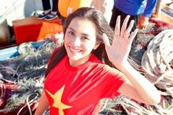Hoa hậu Tiểu Vy chia sẻ xúc động với ca mổ cặp song sinh dính liền nhau