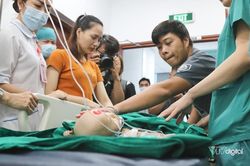 Bố mẹ hai bé gái song sinh dính liền ôm nhau khóc khi con vào phòng mổ
