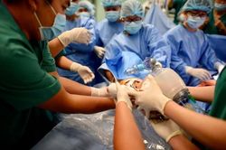 Thủ tướng Nguyễn Xuân Phúc, Quyền Bộ trưởng Nguyễn Thanh Long chúc mừng êkip phẫu thuật tách cặp song sinh