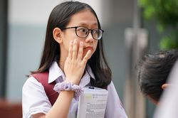 Thí sinh căng thẳng trước giờ thi vào lớp 10 ở TP.HCM