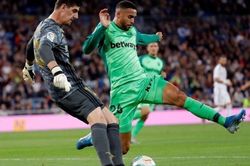 Courtois gây chú ý khi trổ tài tâng bóng vào rổ