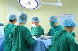 Vụ lật xe khách ở Kon Tum: Hai nạn nhân chấn thương nghiêm trọng