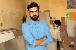 Thợ mộc Pakistan đổi đời, thành người mẫu nhờ một bức ảnh trên mạng