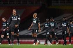 Liverpool thua lãng xẹt, Van Dijk nhận lỗi. Klopp vẫn... hài lòng