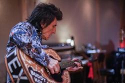 Phim tài liệu 'Somebody Up There Likes Me': Ronnie Wood - một 'tượng đài' của rock