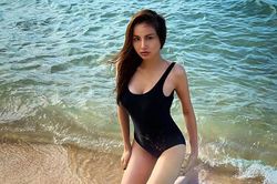 Diễm Hương tung ảnh bikini 'bỏng rẫy', đáp trả khi bị 'gạ' 30.000 USD