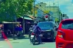 Chặn đầu ô tô nhưng không được nhường, cô gái có hành động…hờn dỗi
