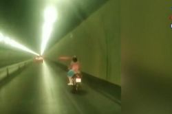 Xe máy vượt chốt chạy vào hầm Hải Vân