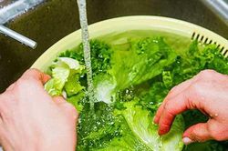 Chỉ rửa rau ba nước là dại: Sai lầm khi chế biến rau khiến bạn vẫn rước bệnh như thường