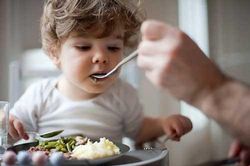 Thói quen khi cho trẻ ăn khiến con bạn thấp còi và kém thông minh hãy bỏ ngay