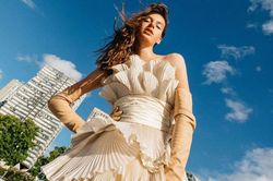 Sàn catwalk thời COVID-19: Các nhà mốt ra mắt BST váy cưới qua show thực tế ảo