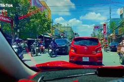 Đi sai còn ngoan cố đối đầu ô tô, người phụ nữ nhận cái kết ê chề