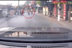 Cô gái bị xe máy chèn qua người khi ngã ra đường, thái độ của người ghi lại đoạn video mới thực sự đáng phẫn nộ