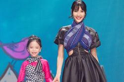 Á hậu Hoàng Thùy trưng trổ tài catwalk điệu nghệ bên các mẫu nhí