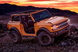 Những người 'anh em' giá mềm của Ford Bronco 2021