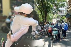 Loạt ảnh đến trường thi mới hiểu lòng cha mẹ: Đợi con thi vào lớp 10 dưới nắng nóng 38 độ