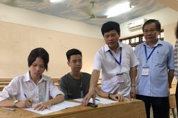 Phó Chủ tịch UBND TP Hà Nội động viên thí sinh gãy tay được bố trí thi riêng có người chép hộ