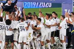 Bale khoanh tay nhìn đồng đội công kênh HLV Zidane