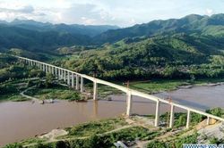 Đường sắt nối Trung Quốc - Lào hoàn tất lắp dầm hai cầu lớn