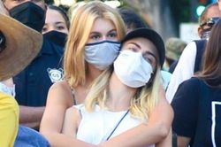 Kaia Gerber hẹn hò thiên thần nội y Cara Delevingne?