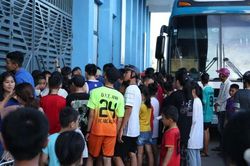 Ngoại binh TP.HCM 'giải cứu' đồng đội trước vòng vây CĐV