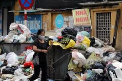 Rác ngổn ngang trên đường phố Hà Nội