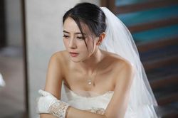 Mở quà cưới của bạn thân chồng tặng, tôi biến sắc còn chồng run rẩy