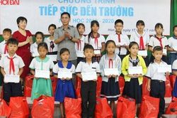 Báo Giáo dục và Thời đại 'tiếp sức đến trường': Ngày vui của thầy, trò huyện Hòn Đất