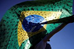 Brazil vượt mốc 2 triệu ca COVID-19, tốc độ lây lan nhanh hơn cả Mỹ