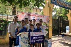 Nụ cười học sinh THPT Đông Đô tiếp sức mùa thi