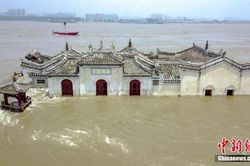 Chùa Quan Âm 700 năm tuổi đứng vững bất chấp lũ kinh hoàng trên sông Dương Tử