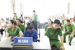 Cô gái giết người bằng trà sữa bật khóc tại tòa